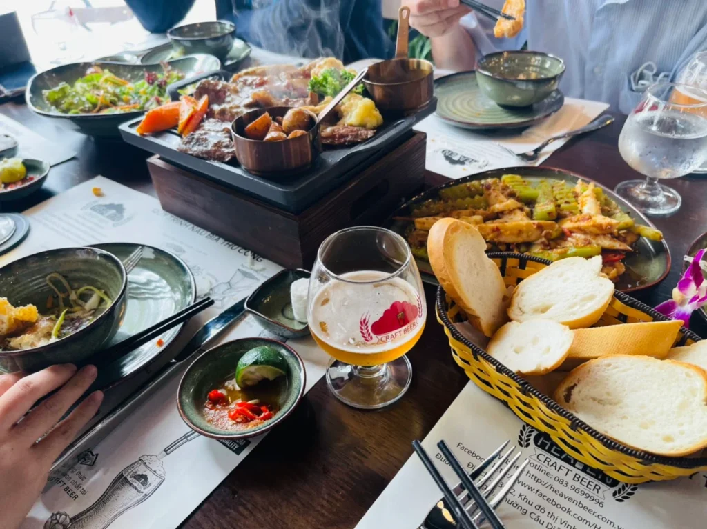 Gợi ý top 6 quán bar giá rẻ ở Cầu Giấy với đồ ăn ngon và không gian sôi động