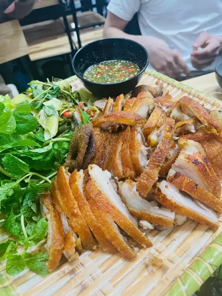 8 quán bar ở Hoàng Cầu hôm nay rất đông khách