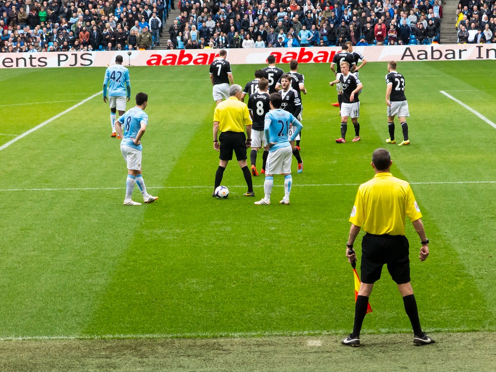 Phạt Gián Tiếp Trong Bóng Đá Là Gì? Những Điều Bạn Cần Biết