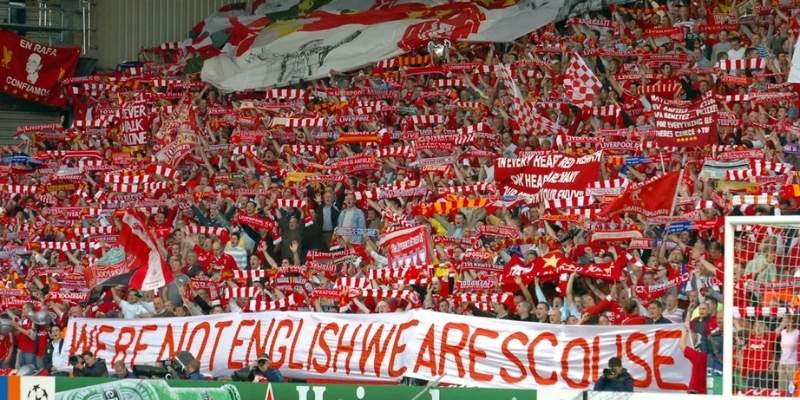 Cổ động viên Liverpool hát vang bài hát truyền thống You will never walk alone