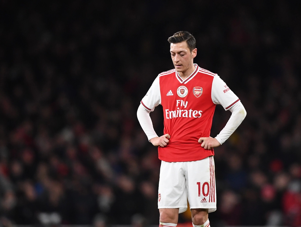 Cái chết của số 10 cổ điển và câu chuyện của Ozil