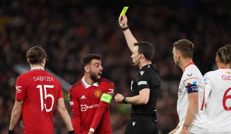 Cầu thủ phản ứng trọng tài dẫn đến nhận thẻ vàng