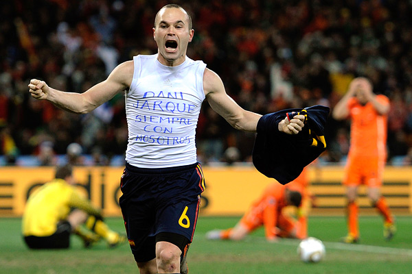 Hành động cởi áo ăn mừng bàn thắng chắc chắn bị phạt thẻ vàng