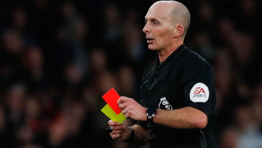 Trọng tài rút thẻ đỏ sau khi cầu thủ nhận đủ 2 thẻ vàng