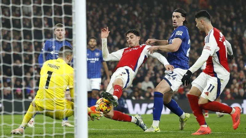 Gần như vị trí này có phong cách chơi khác biệt hoàn toàn với mọi vị trí khác theo bóng đá truyền thống Tiền đạo ảo - Minh chứng sự phát triển đặc biệt của bóng đá