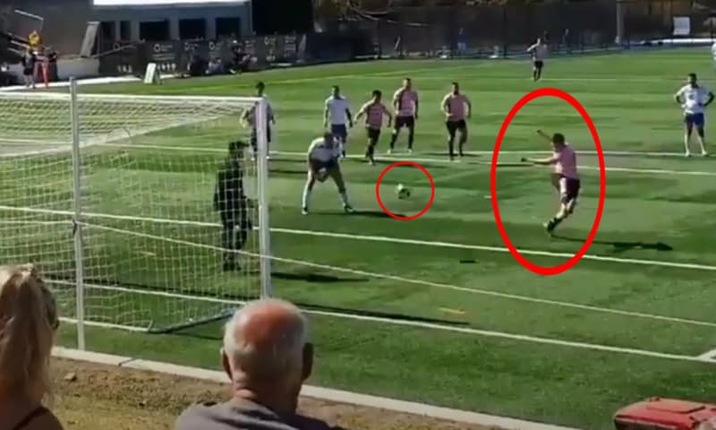 Cầu thủ phản lưới do áp lực tấn công quá lớn